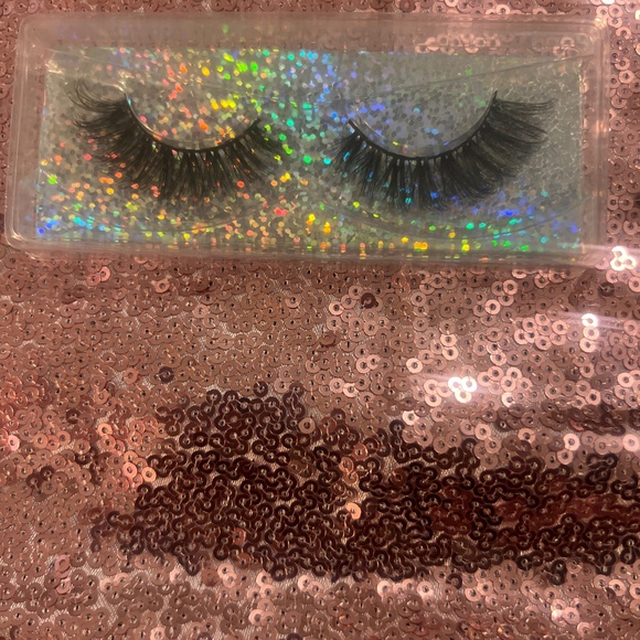 Lashes - Picture 11 of 16